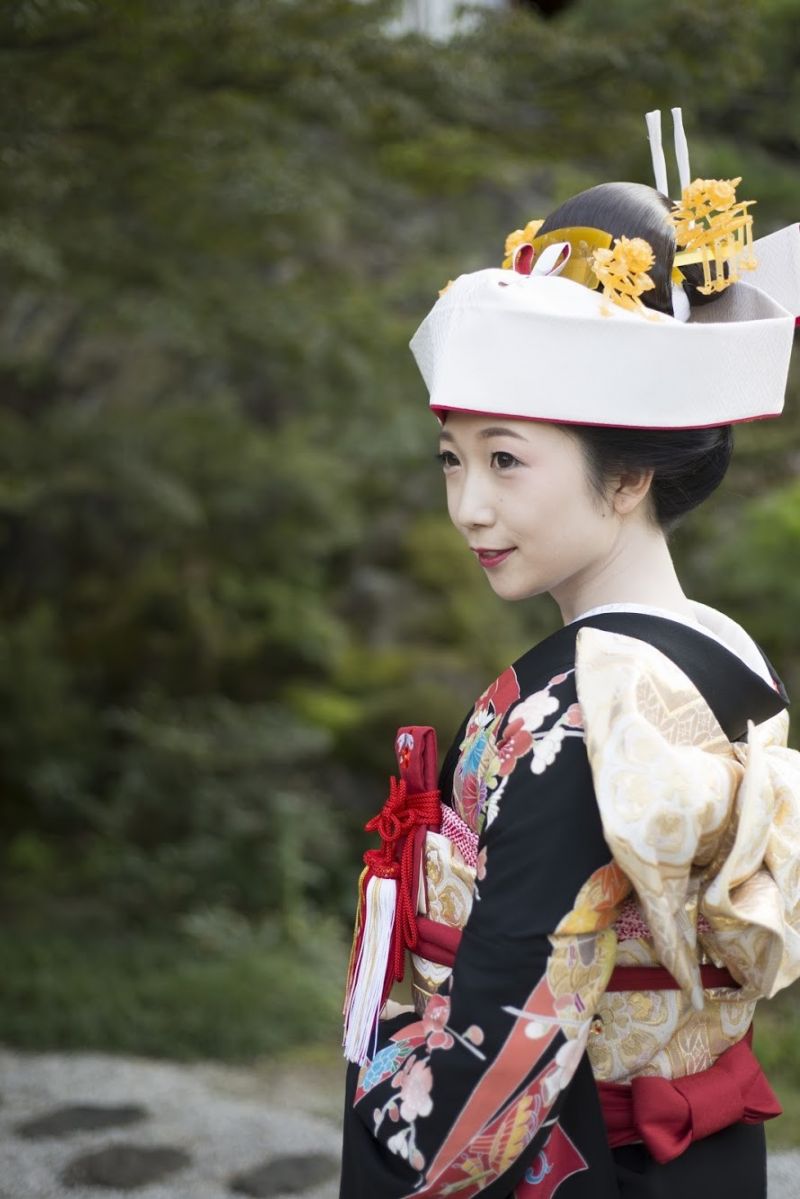 Cô dâu trong bộ lễ phục Hikifurisode